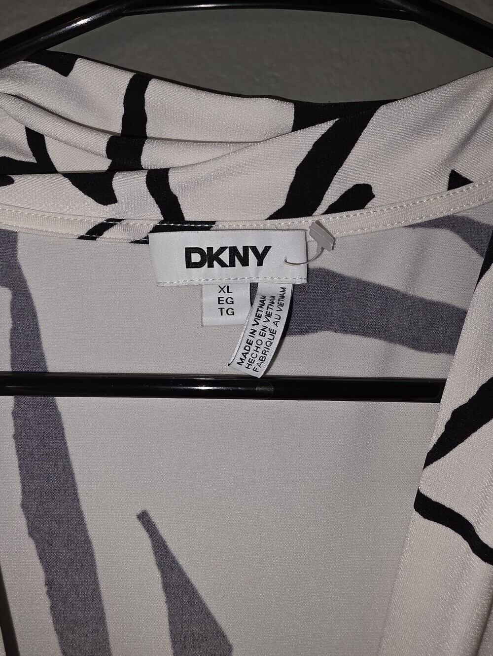 DKNY Coconut Black Abstract Surplice V-Neck Side Ruched Top Size XL - Picture 2 of 3